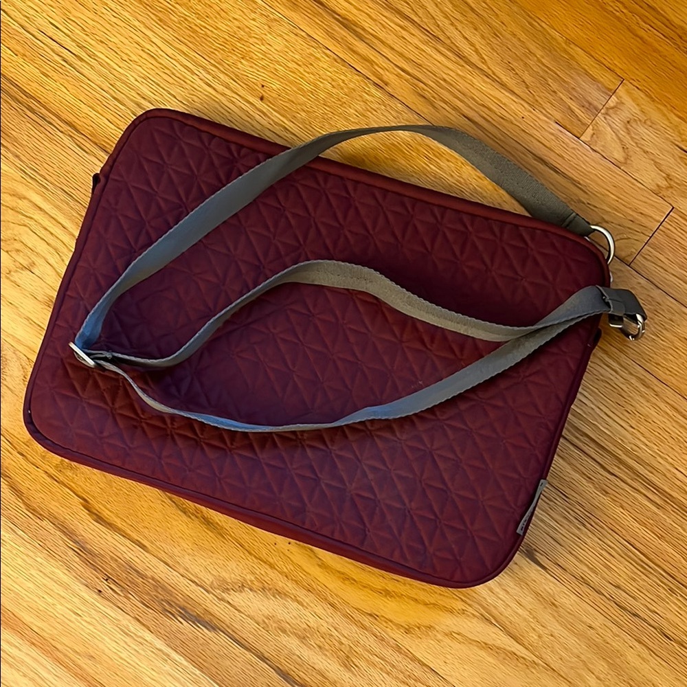 NWOT Belkin Maroon computer case